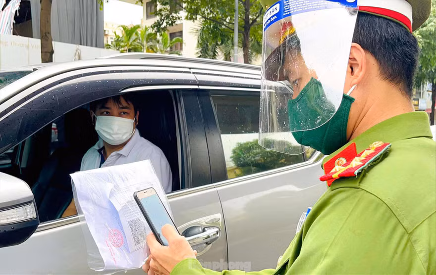 Việc cấp giấy đi đường mới cho DN còn nhiều bất cập