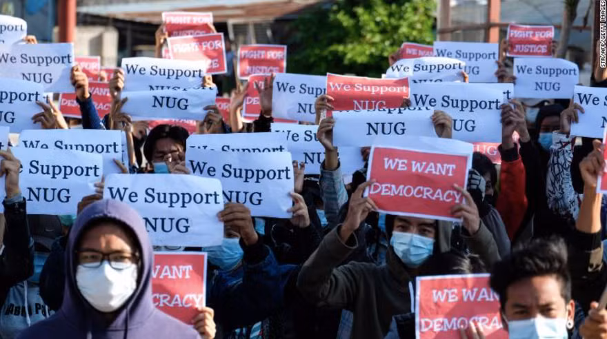 Người biểu tình giương khẩu hiệu ủng hộ NUG, phản đối đảo chính quân sự Ảnh: Getty 