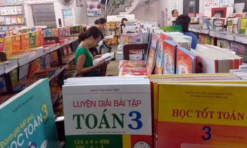 Sách giáo khoa nên sử dụng nhiều lần để đỡ tốn tiền của gia đình, xã hội ảnh: Như ý