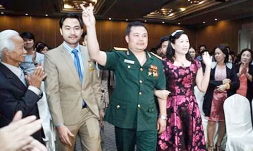 Lê Xuân Giang (áo xanh) trong một buổi đại hội trả thưởng cho các nhà đầu tư 