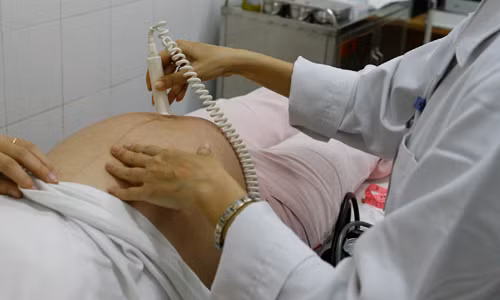 Khám thai tại Bệnh viện Phụ sản Trung ương Ảnh: Hồng vĩnh
