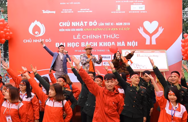 Bộ ba Minh Quân Idol, Xuân Bắc và Thuỳ Liên hát vang “Việt Nam ơi”. Ảnh: NHƯ Ý