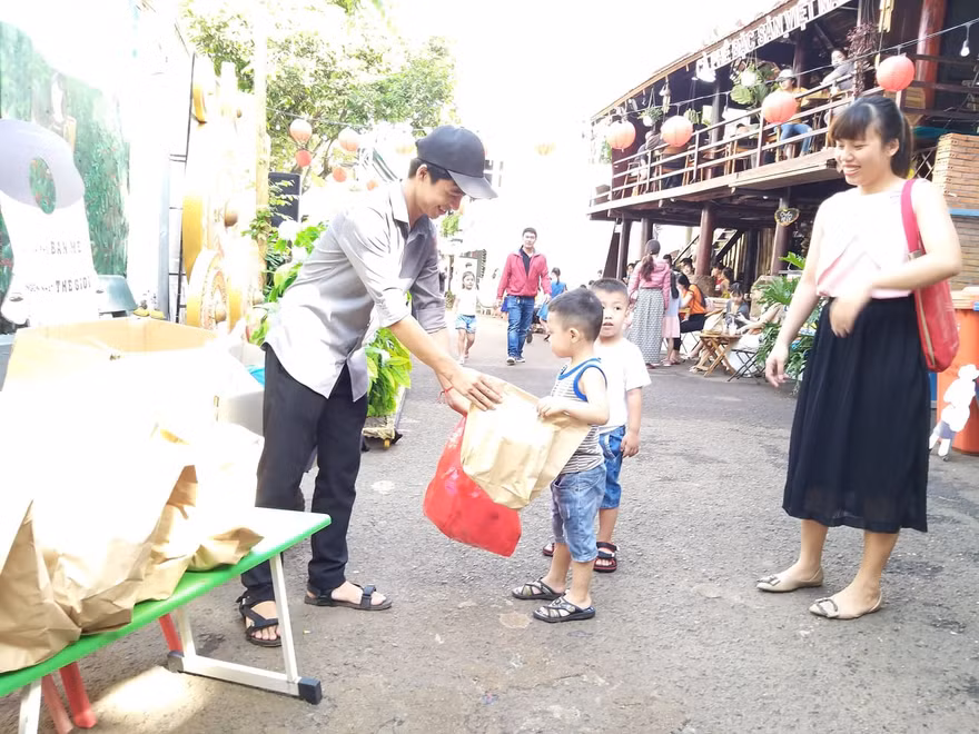 Đổi rác lấy quà ở Đăk Lăk 