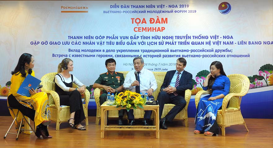 Các khách mời chia sẻ về những kỷ niệm gắn bó Việt Nam, LB Nga tại chương trình. Ảnh: Xuân Tùng