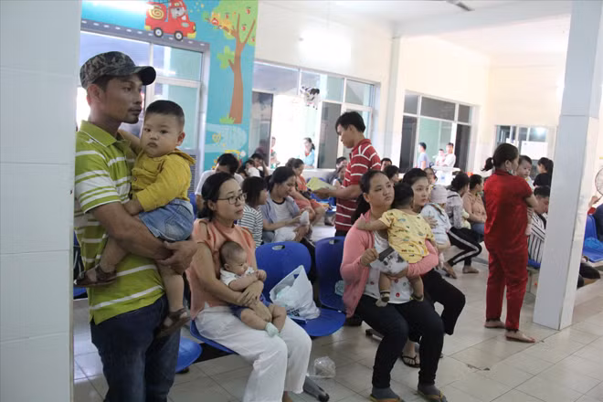 Tại Đà Nẵng, nhiều ông bố bà mẹ mệt mỏi xếp hàng, chờ đợi để có suất tiêm văc-xin 6 trong 1 cho con. Ảnh: Thanh Trần 