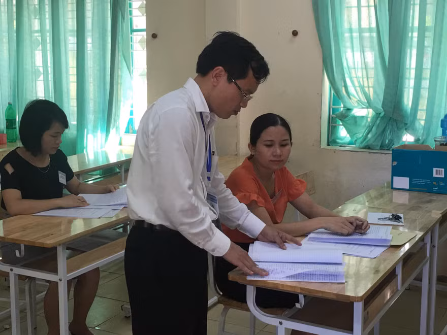 Đoàn công tác của Bộ GD&ĐT kiểm tra công tác chấm thi tại Hòa Bình ngày 3/7/2018. ảnh: Nghiêm Huê