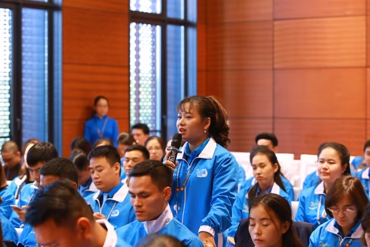 Chị Nguyễn Quỳnh Trang, Bí thư Quận Đoàn, Chủ tịch Hội LHTN quận Hoàng Mai chia sẻ tại diễn đàn. Ảnh: Đức Văn