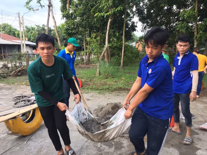 Chiến sỹ tình nguyện trường ĐH Nam Cần Thơ làm sân chơi cho trẻ em Ảnh: PV