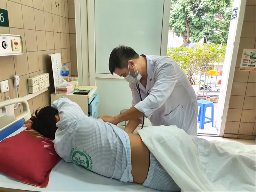 BS Nguyễn Trung Nguyên khám bệnh nhân bị ngộ độc ma túy Ảnh: T.H