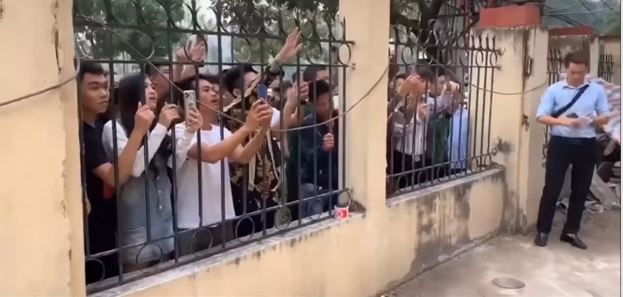 “Anh em giang hồ” đến livestream ngày Khá Bảnh ra tòa để câu like. Ảnh: CTV