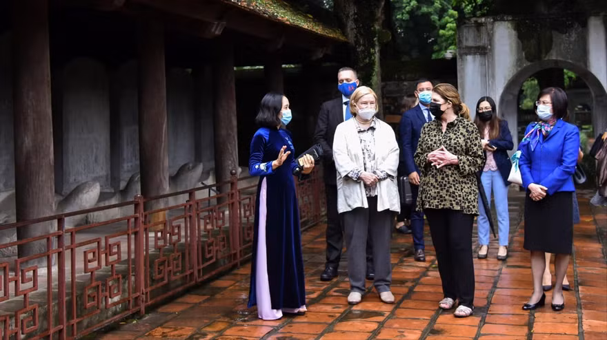 Thi ký hoạ về di tích quốc gia đặc biệt Văn Miếu-Quốc Tử Giám