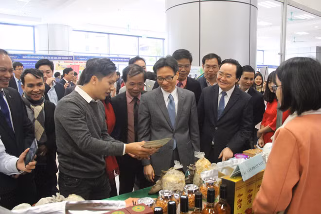 Phó thủ tướng Vũ Đức Đam thăm gian hàng khởi nghiệp của sinh viên các trường ĐH tại Ngày hội khởi nghiệp quốc gia sáng qua 16/12. ảnh: Nghiêm Huê