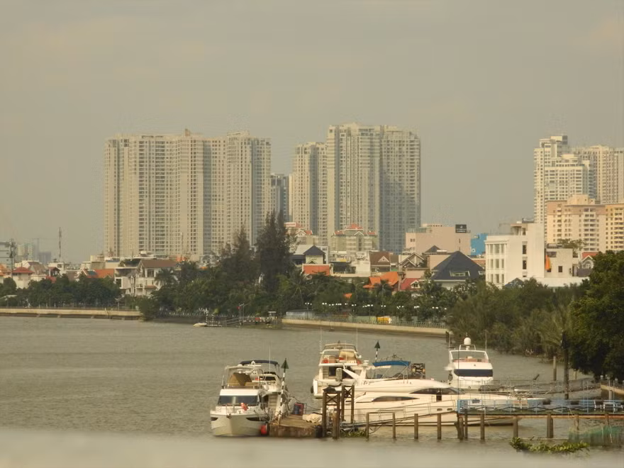 Bờ sông cũng được nhiều đơn vị, cá nhân sử dụng để làm bến du thuyền, bến thủy nội địa... Ảnh: Huy Thịnh