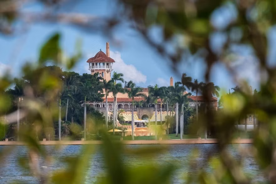 Khu nghỉ Mar-a-Lago nhìn từ bên ngoài. Ảnh: WP 