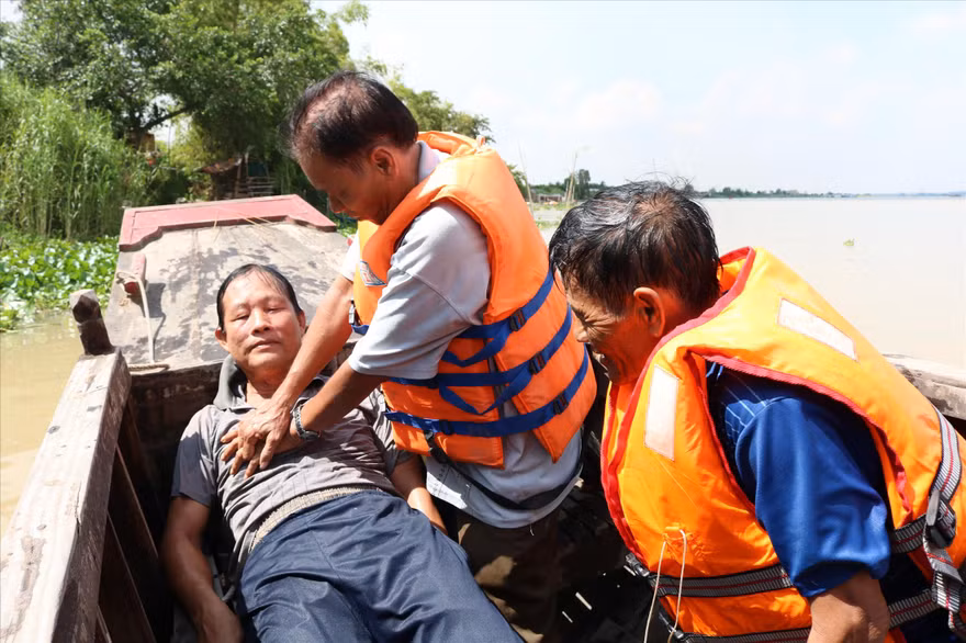 Ông Lợi sơ cứu, thổi ngạt cho nạn nhân Ảnh: Kim Hà