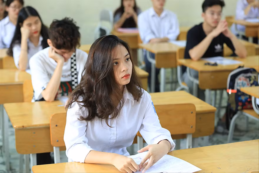 Thí sinh đến làm thủ tục đăng ký dự thi tại điểm thi trường THPT Hoàng Văn Thụ, Hoàng Mai, Hà Nội chiều 24/6 Ảnh: Như Ý 