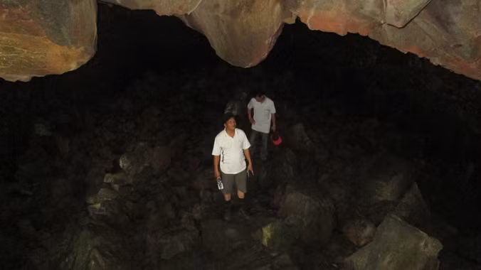 Cán bộ của Sở Văn hóa Thể thao và Du lịch Đắk Nông khám phá một hang động núi lửa trong quần thể hang động núi lửa ở Đắk Nông