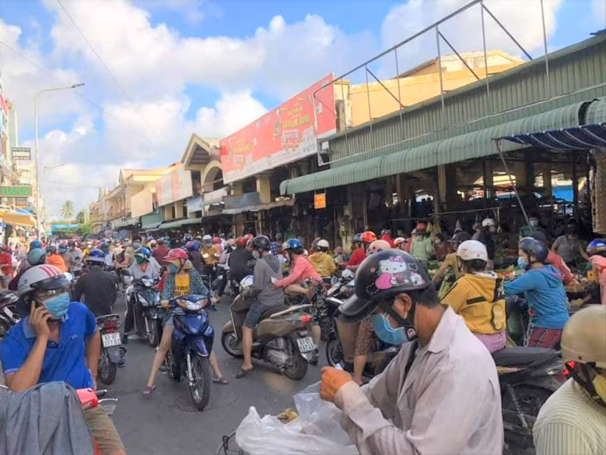 Người dân tập trung mua hàng tại chợ Dĩ An. Ảnh: H.C 