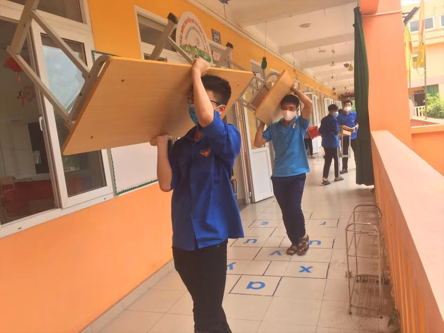 Tình nguyện viên Bắc Giang xung kích hỗ trợ người dân phòng chống dịch bệnh COVID-19