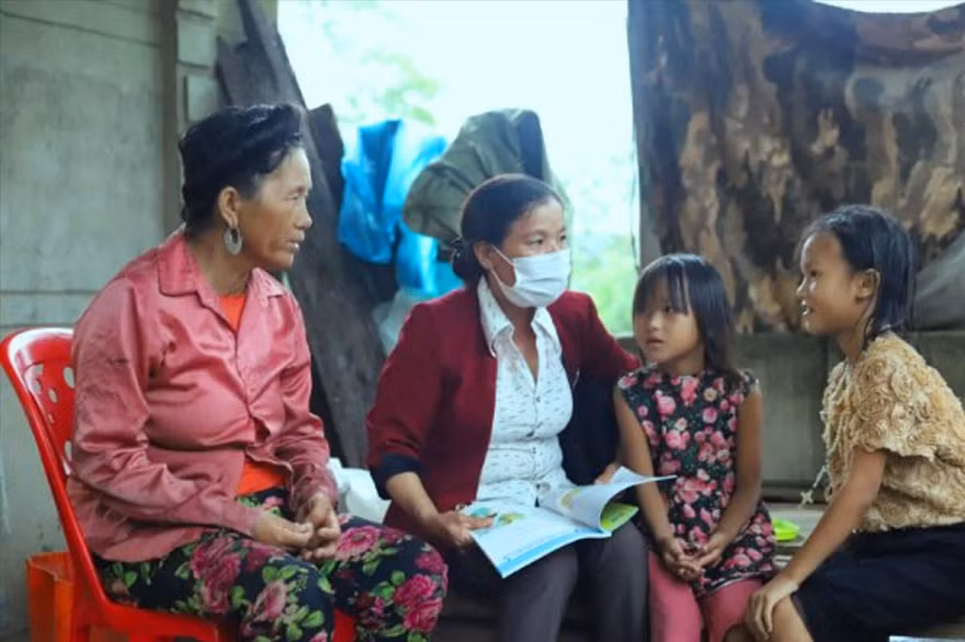 Cô Nguyễn Thị Chiên động viên học sinh học bài