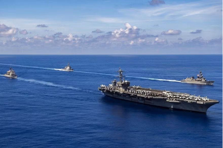 Nhóm tàu sân bay Mỹ USS Carl Vinson đang cùng tàu chiến Nhật Bản tập trận trên Biển Đông. Ảnh: AP 