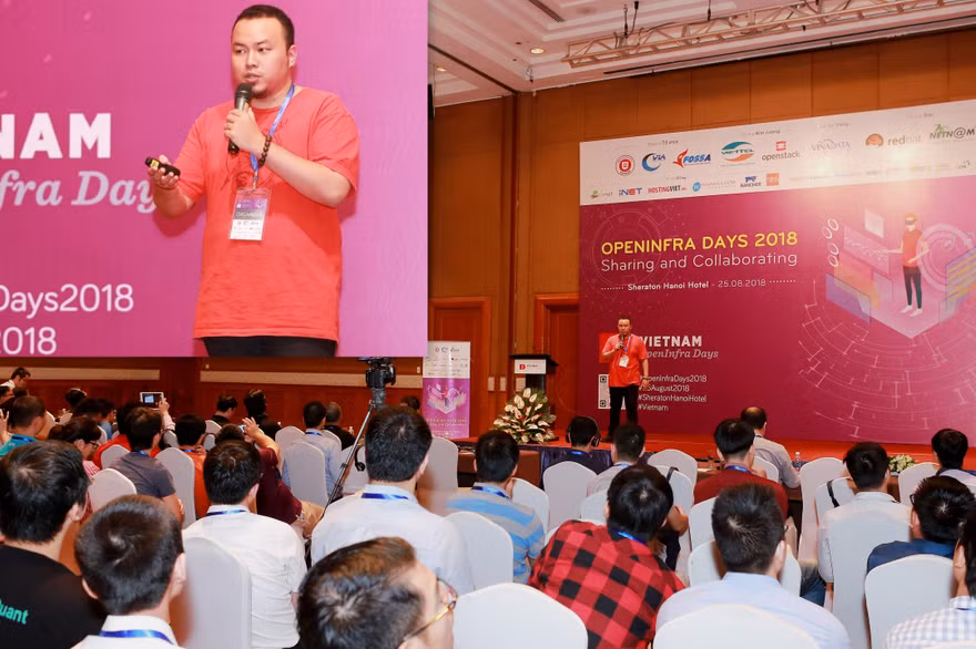 Lê Quang Hiếu thuyết trình tại một sự kiện do cộng đồng OpenStack toàn thế giới tổ chức năm 2018. Ảnh: NVCC