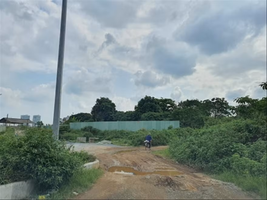 Dự án xây dựng tuyến đường từ đê Ngọc Thụy đến khu đô thị mới Thượng Thanh được đầu tư theo hình thức BT vẫn đang ì ạch giải phóng mặt bằng