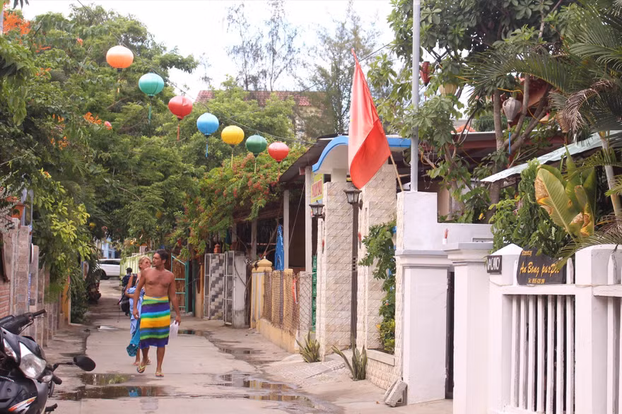 Du khách nước ngoài tìm về các homestay ở bãi biển An Bàng Ảnh: Giang Thanh 