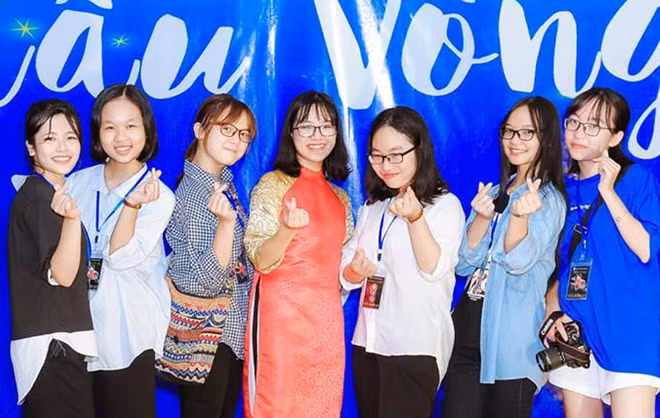 Nguyễn Thu Huyền (thứ ba từ phải sang) cùng các thành viên trong nhóm tổ chức chương trình thiện nguyện tại Trung tâm Nuôi dưỡng người có công và Bảo trợ xã hội tỉnh Bắc Ninh Ảnh: NVCC