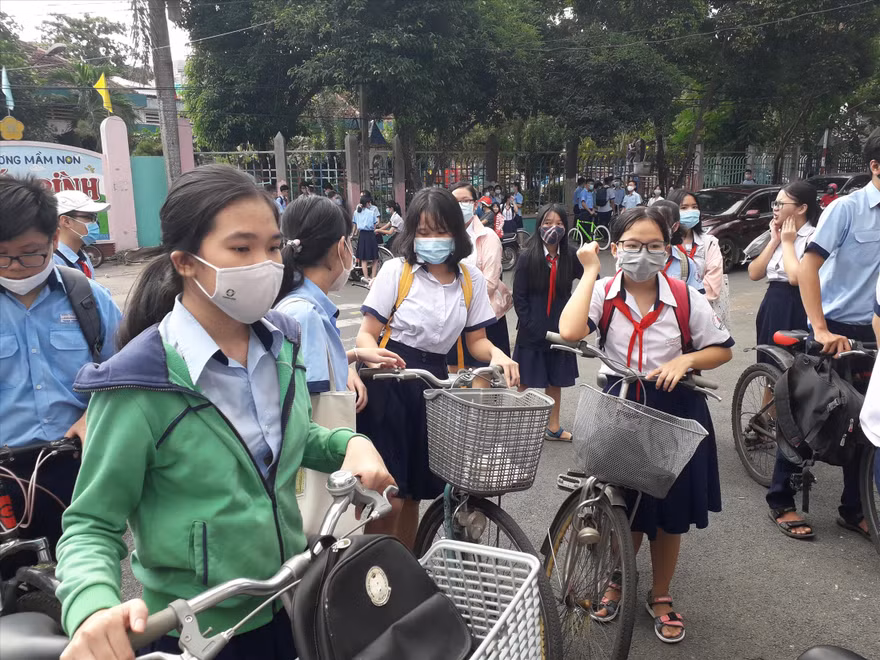 Áp lực trường lớp ở TPHCM ngày càng lớn vì số lượng học sinh tăng cao và phải thực hiện chương trình học 2 buổi/ngày