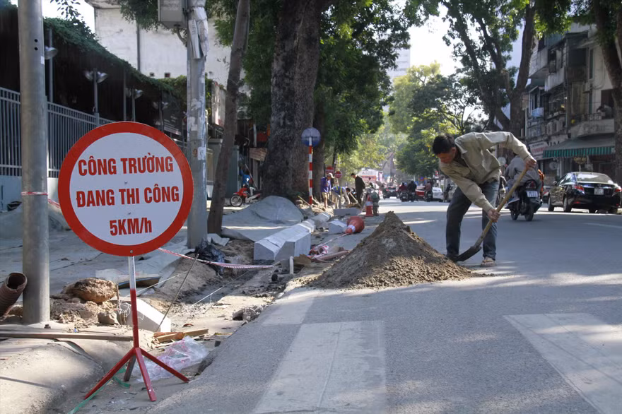 Dịp cuối năm, nhiều tuyến phố ở Hà Nội hiện đang được đào xới lên để lát đá tự nhiên Ảnh: Trường Phong
