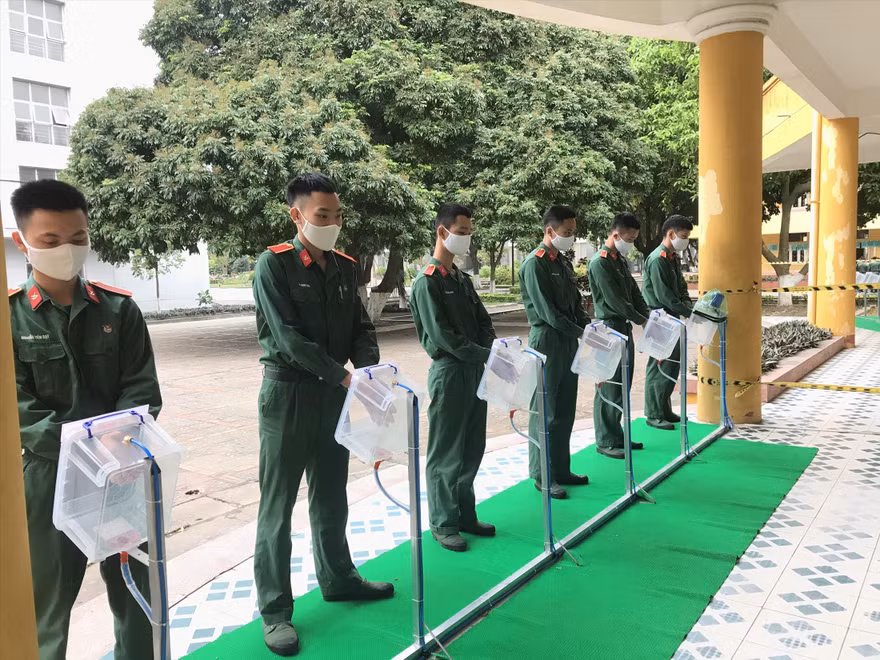 Học viên Học viện Hậu cần rửa tay tại máy sát khuẩn tự động Ảnh: N.H