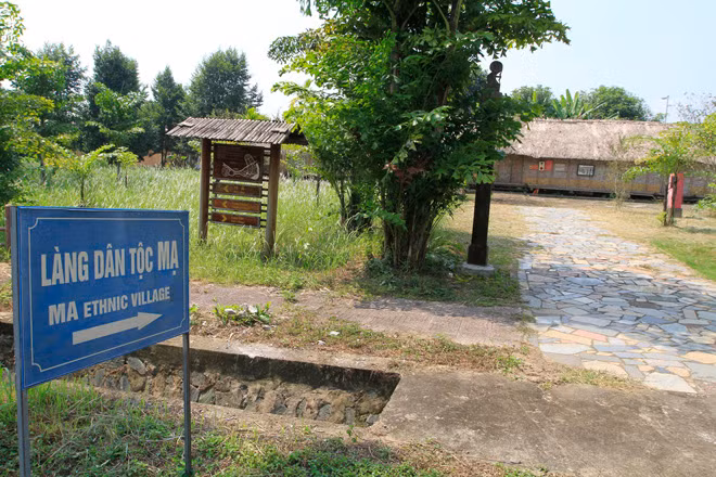 Dù được đầu tư nhiều với kỳ vọng thu hút du lịch, nhưng Làng văn hóa các dân tộc Việt Nam khá hoang vắng Ảnh: Trường Phong 