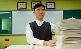 Hành trình bền bỉ kéo dài 13 tiếng của những thí sinh khiếm thị trong kỳ thi đại học tại Hàn Quốc 