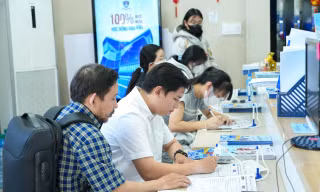 Thí sinh tìm hiểu ngành học tại Trường ĐH Nguyễn Tất Thành.