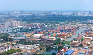 Xe container 'bủa vây' cửa ngõ khu Đông TPHCM