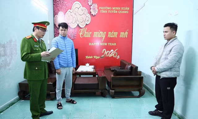 Nguyễn Tuấn Quyền (bên phải) - đối tượng kẹp tay cán bộ CSGT vào cửa kính ô tô rồi kéo lê trên đường tại Tuyên Quang bị bắt giam.