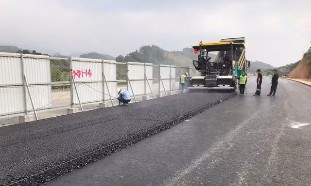 Sắp thảm nhựa tạo nhám, chống trơn trượt cao tốc Nội Bài - Lào Cai 