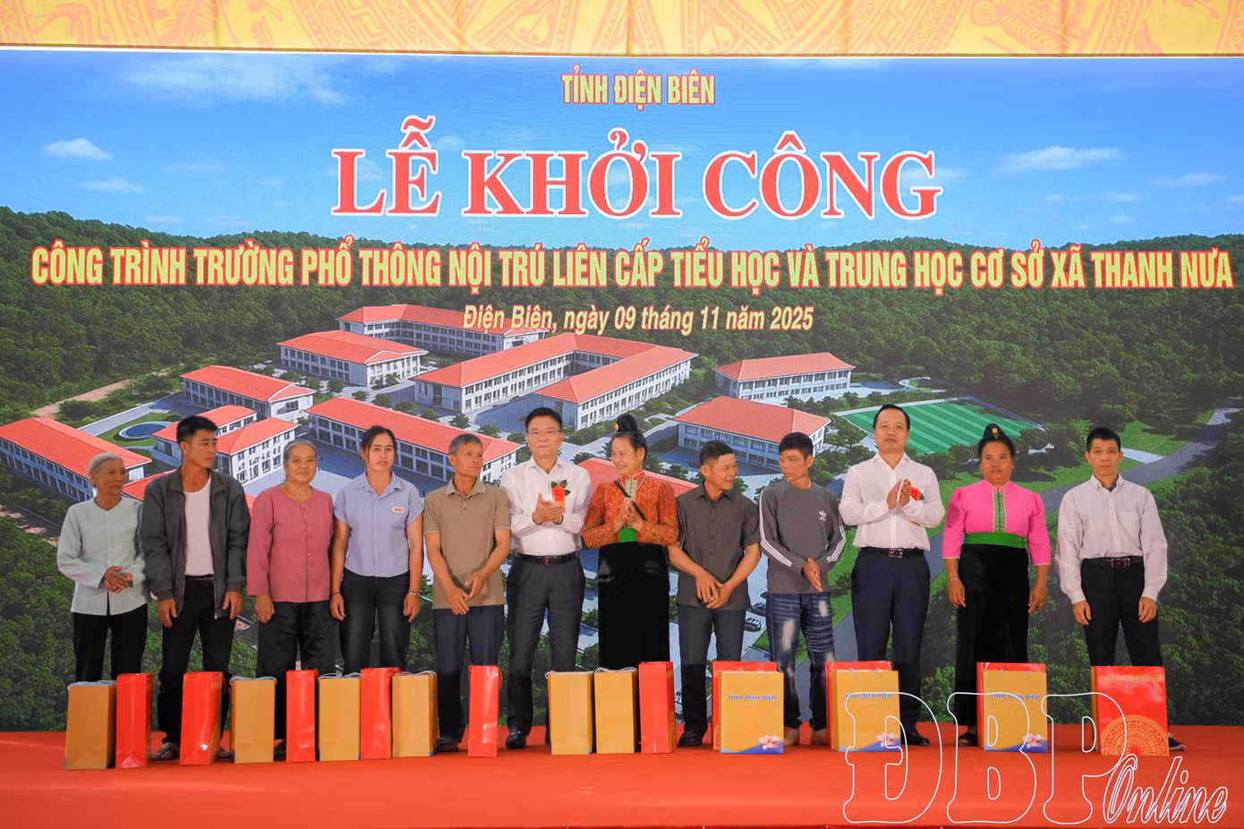 Phó Thủ tướng Chính phủ Lê Thành Long và Bí thư Tỉnh ủy Trần Tiến Dũng trao quà cho 10 hộ dân có hoàn cảnh khó khăn tại bản Phai Đin, xã Thanh Nưa. Ảnh: Mai Giáp, báo Điện Biên Phủ.