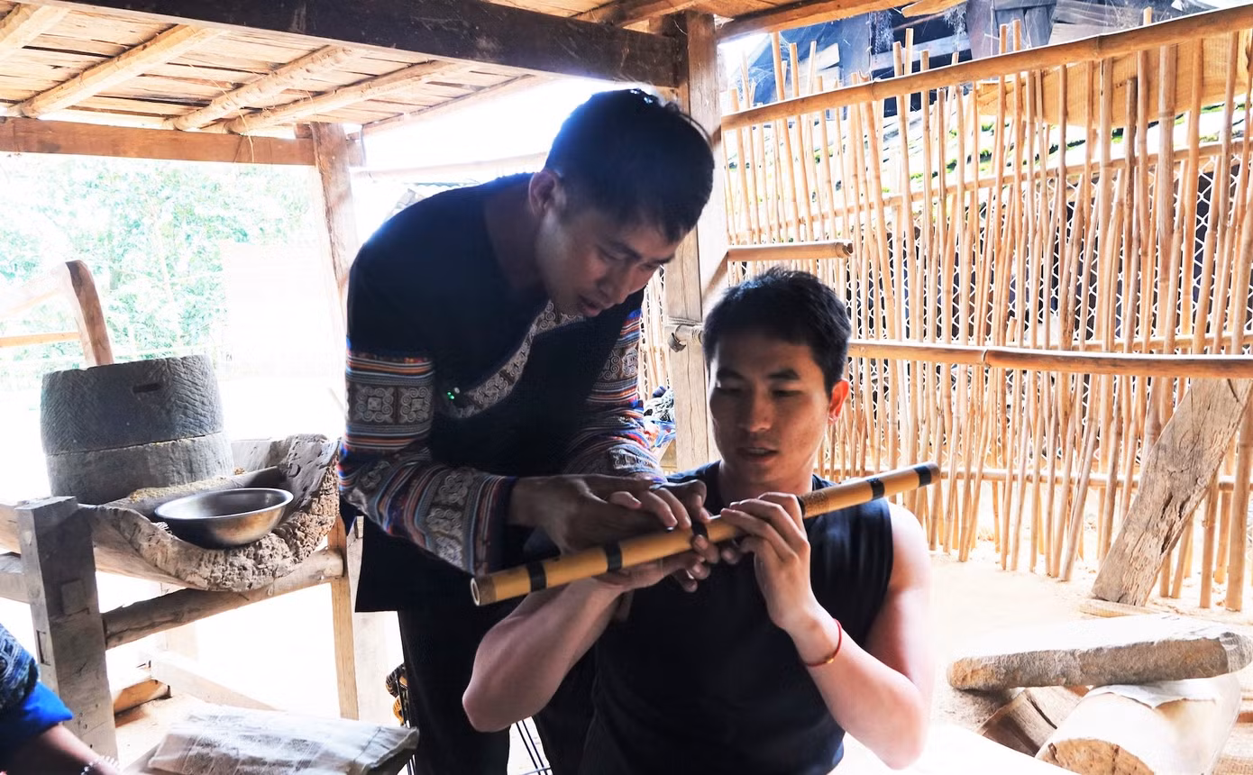 a-sua-huong-dan-khach-nuoc-ngoai-thoi-sao-truc-tai-nha-ngo.jpg