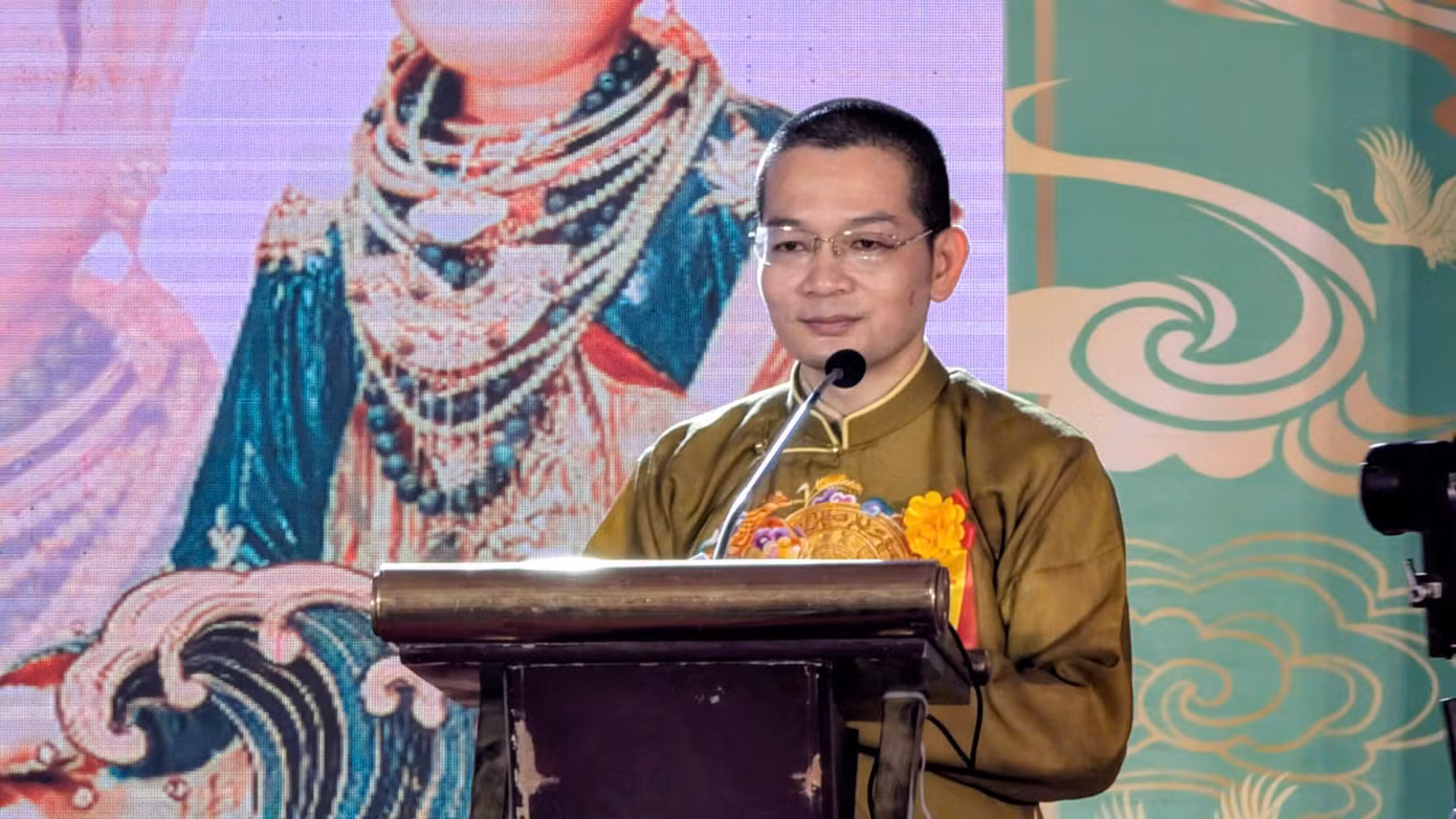 thay-huyen-tich-phat-bieu.jpg