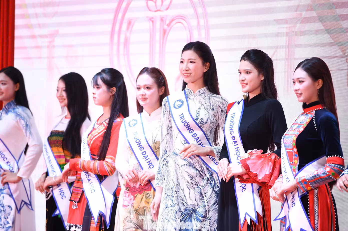 tp-tncatwalk76.jpg