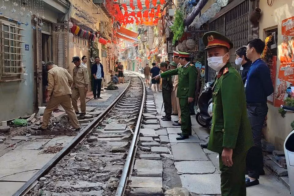 Cơ quan chức năng ra quân xử lý phố cà phê đường tàu Khâm Thiên, ngày 25/11. Ảnh: Công an cung cấp.