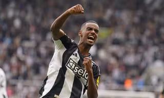 Isak đòi chia tay Newcastle, Liverpool sẵn sàng nổ 'bom tấn' thứ 3