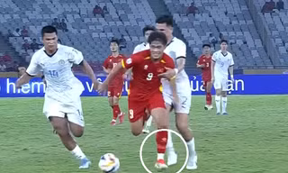 Trọng tài rút nhầm thẻ đỏ ở trận U23 Việt Nam thắng U23 Philippines