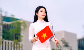 Hà Nội dịu mát ngày Giỗ Tổ, người dân thảnh thơi dạo phố
