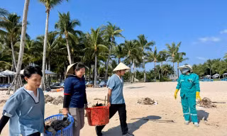Hàng trăm người dân và du khách cùng làm sạch bãi biển Phú Quốc mùa gió chướng 