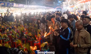 Dòng người đổ về phủ Tây Hồ lúc rạng sáng