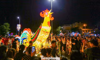 Biển người đổ về thành cổ Sơn Tây dự lễ rước đèn Trung thu khổng lồ