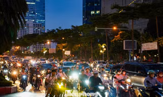 Người dân 'lạc lối' giữa tắc đường sau cơn mưa